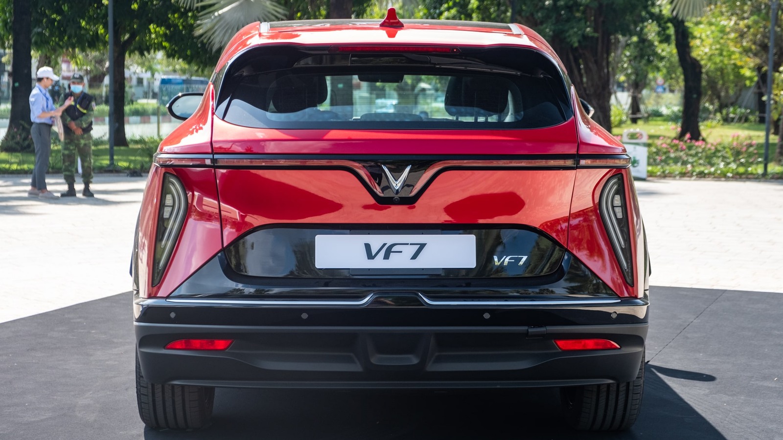 Thiết kế đuôi xe VinFast VF7 màu đỏ, chụp thực tế.